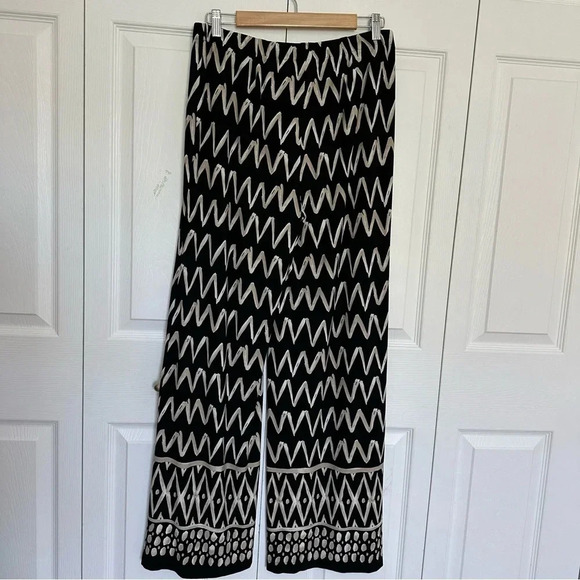 Chicos Tiered Traveler Pull-On Pants Wide Leg Chevron Print Black & Tan Size 8 - Picture 3 of 9